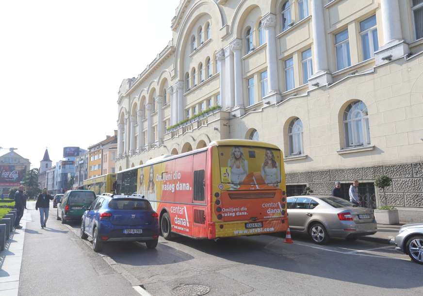 AUTOBUSI ISPRED GRADSKE UPRAVE Protest prevoznika u Banjaluci (VIDEO, FOTO)