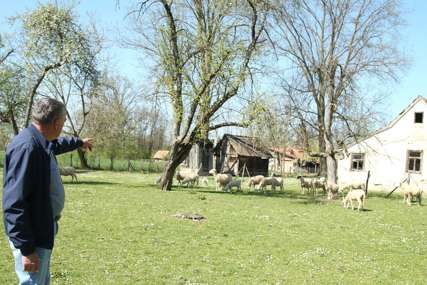 Bivši funkcioner i njegove ovčice: Bio je desna ruka Milorada Dodika, a evo gdje sada živi (FOTO)