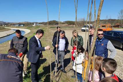 „Mlade generacije zajedno sa prirodom“ Uz podršku opštine Ugljevik zasađeno 80 sadnica topole (FOTO)