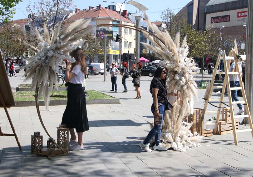 Cvjetna čarolija u centru grada: U parku "Petar Kočić" otvoren Festival cvijeća (FOTO)