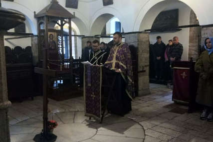 I Sarajevom danas odjekivala klepetala: U Staroj crkvi tradicionalno služeni carski časi (FOTO)