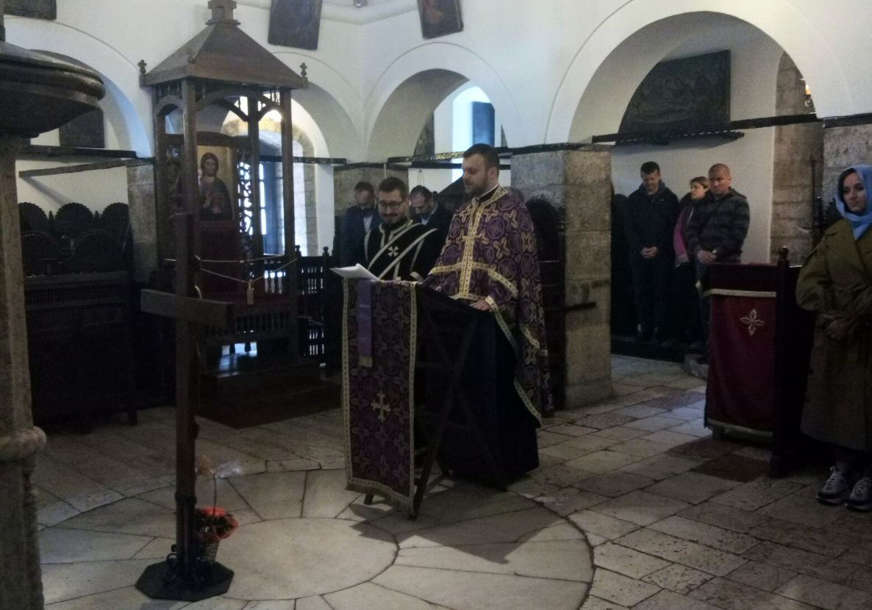 I Sarajevom danas odjekivala klepetala: U Staroj crkvi tradicionalno služeni carski časi (FOTO)