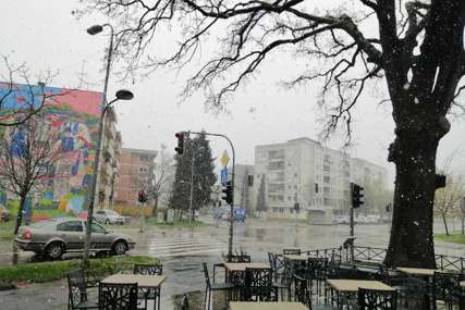 Snijeg stigao i u Gradišku: Temperatura sve bliže nuli, voćari zabrinuti (FOTO)