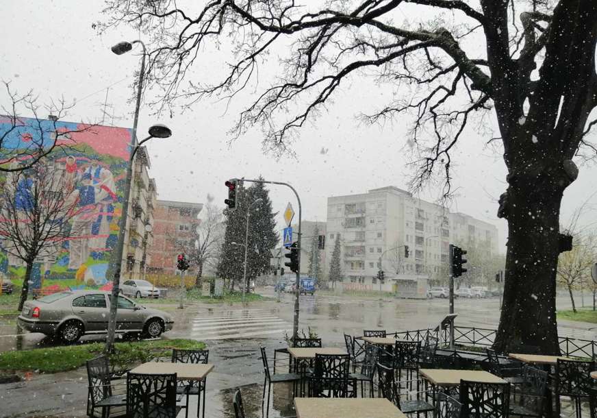 Snijeg stigao i u Gradišku: Temperatura sve bliže nuli, voćari zabrinuti (FOTO)