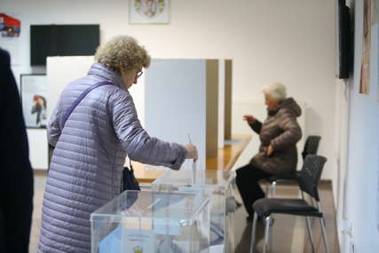 STIGLI I PRVI GLASAČI U Banjaluci otvoreno biračko mjesto za predsjedničke i parlamentarne izbore u Srbiji (FOTO)