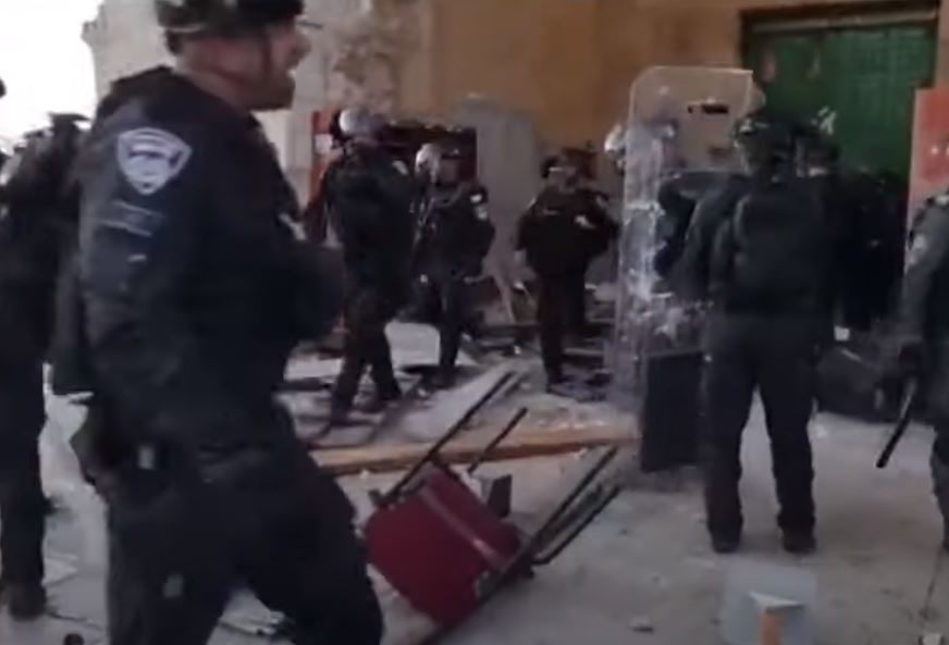 SUZAVAC I ŠOK BOMBE Haos u Al-Aksi nakon molitve, letjelo kamenje (VIDEO)