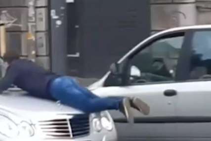 INCIDENT NA ULICI Nakon tuče, taksista vozilom pokupio mladića i vozio ga na haubi (VIDEO)
