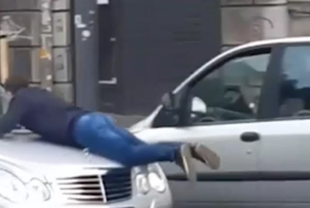 INCIDENT NA ULICI Nakon tuče, taksista vozilom pokupio mladića i vozio ga na haubi (VIDEO)