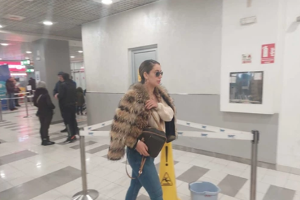 TEA NOSILA GOMILU KEŠA Pjevačica privedena na aerodromu, policija pronašla ogroman novac kod nje