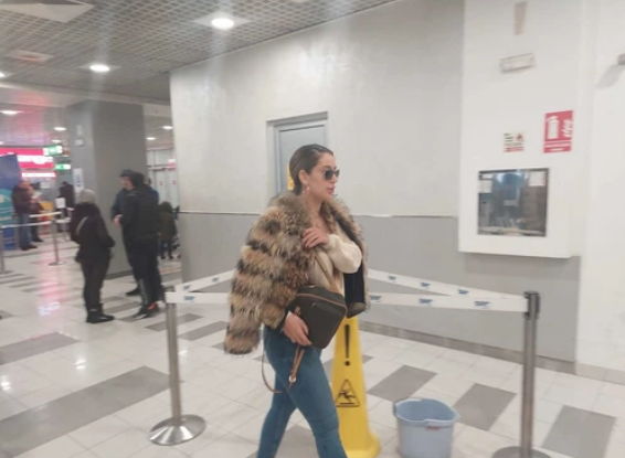 TEA NOSILA GOMILU KEŠA Pjevačica privedena na aerodromu, policija pronašla ogroman novac kod nje