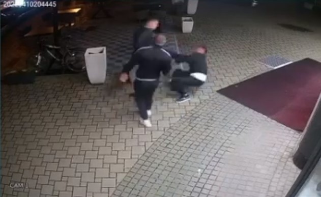 Udario ga šakom u glavu, pa šutirao dok je nepomično ležao: Mladić brutalno pretučen ispred lokala u Banjaluci (UZNEMIRUJUĆI VIDEO)
