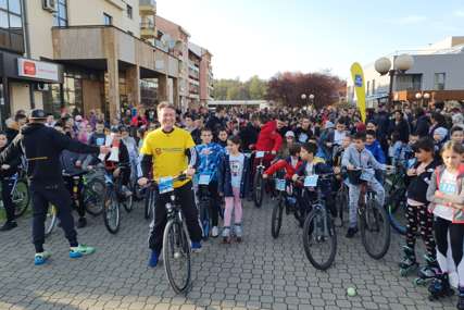 "Promocija zdravog načina života" Rekretivna vožnja biciklima i rolerima u Ugljeviku okupila više od 700 učesnika (FOTO)