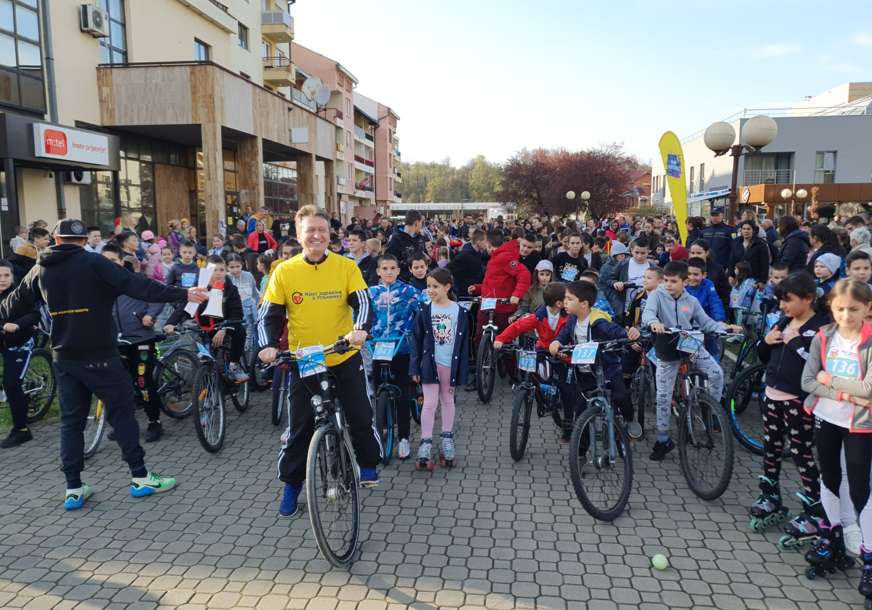 "Promocija zdravog načina života" Rekretivna vožnja biciklima i rolerima u Ugljeviku okupila više od 700 učesnika (FOTO)