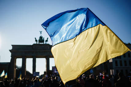 Policija reagovala: Demonstrantima naređeno da sklone ukrajinsku zastavu dugu 25 metara
