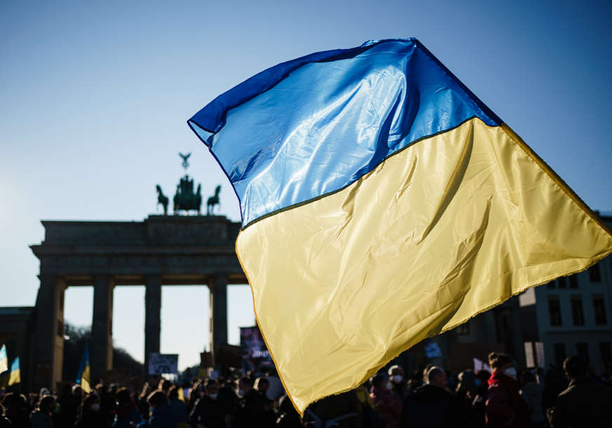 Policija reagovala: Demonstrantima naređeno da sklone ukrajinsku zastavu dugu 25 metara