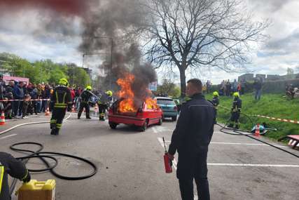 VATROGASCI POKAZALI ZAVIDNE VJEŠTINE Banjalučki heroji spasavali ljude iz vozila i gasili požar (FOTO)