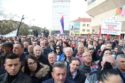 OPUŠTENA ATMOSFERA NA SKUPU “SLOBODA” Trgom Krajine ore se patriotske pjesme, građani nose srpske zastave (FOTO, VIDEO)