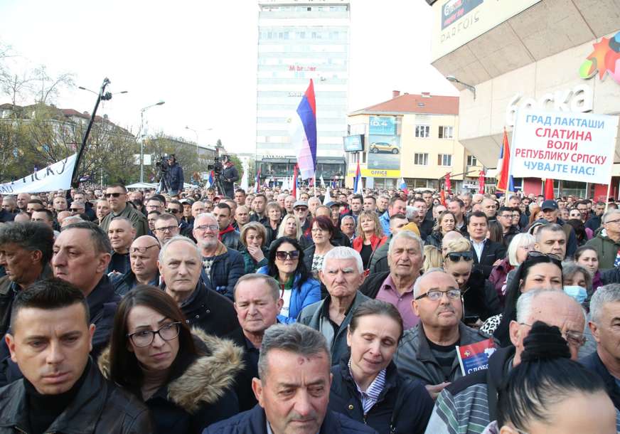 OPUŠTENA ATMOSFERA NA SKUPU “SLOBODA” Trgom Krajine ore se patriotske pjesme, građani nose srpske zastave (FOTO, VIDEO)