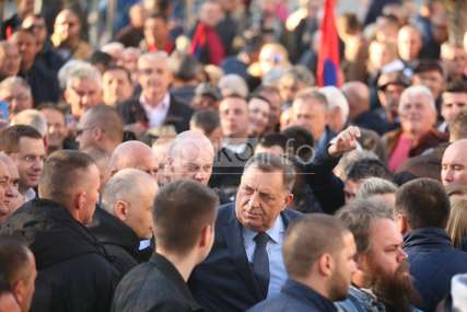 "MILE, NE DAMO TE NIKOME" Građani okupljeni na skupu "Sloboda" iskoristili priliku da se slikaju sa Dodikom (FOTO)