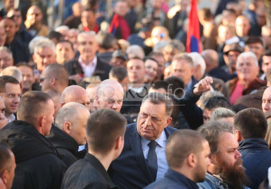 "MILE, NE DAMO TE NIKOME" Građani okupljeni na skupu "Sloboda" iskoristili priliku da se slikaju sa Dodikom (FOTO)