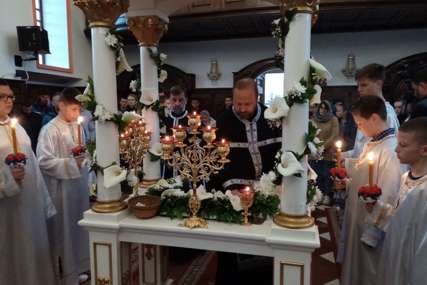 U hramu Svete Trojice u Prijedoru iznesena plaštanica: Umjesto zvona na najtužniji dan čula se klepala (FOTO)