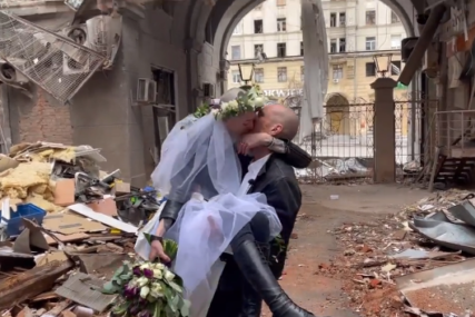 Protiv ljubavi ne može ni rat: Ukrajinski par se vjenčao usred invazije, fotografisali se U RUŠEVINAMA HARKOVA (VIDEO)