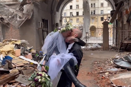 Protiv ljubavi ne može ni rat: Ukrajinski par se vjenčao usred invazije, fotografisali se U RUŠEVINAMA HARKOVA (VIDEO)