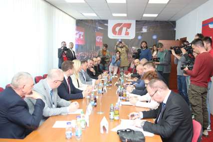 POČEO SASTANAK VLADAJUĆE KOALICIJE U Banjaluci se sastali predstavnici nekoliko stranki Srpske (FOTO)