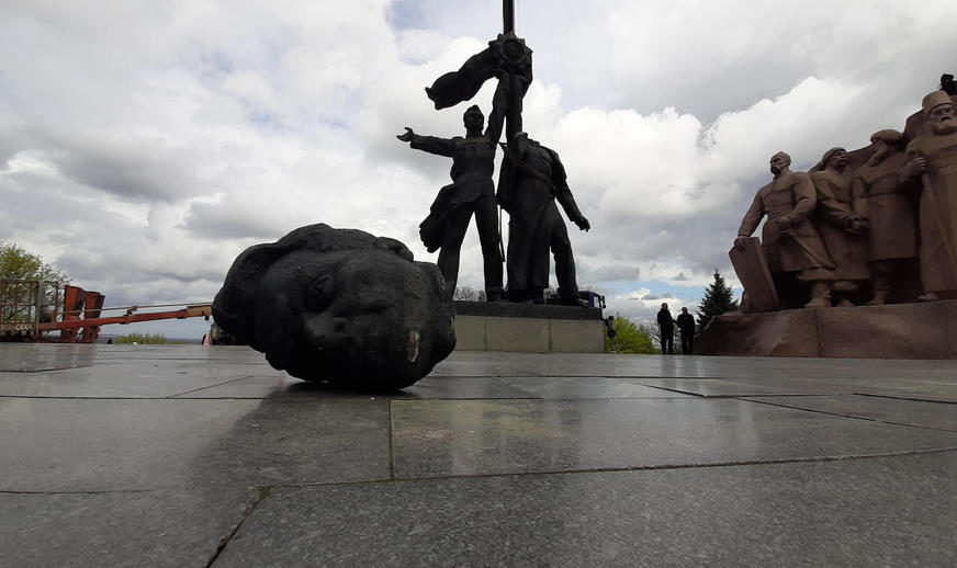 BRONZANA GLAVA PALA NA TLO Razmontiran spomenik prijateljstva Rusije i Ukrajine (FOTO)