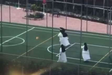 “Kad vidim loptu ne mogu odoljeti a da je ne šutnem” Časne sestre u Italiji zaigrale fudbal (VIDEO)