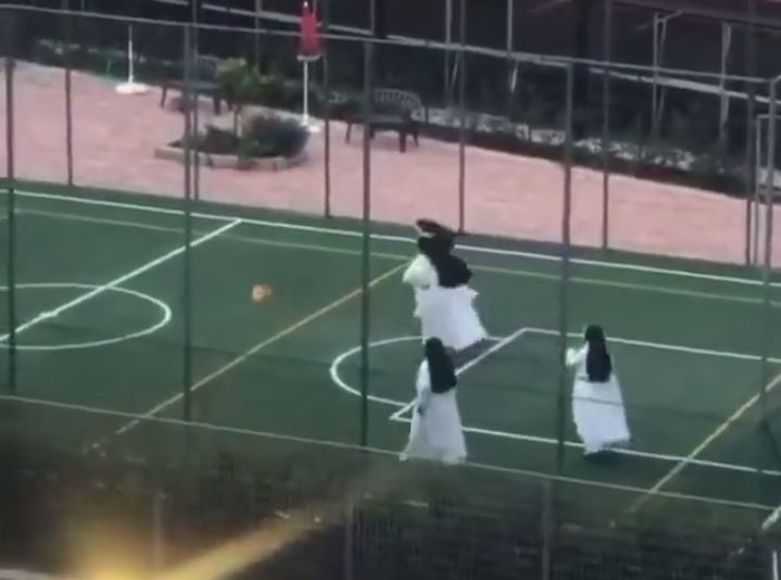 “Kad vidim loptu ne mogu odoljeti a da je ne šutnem” Časne sestre u Italiji zaigrale fudbal (VIDEO)