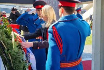 "Neka im je vječna slava" Predsjednica Srpske položila vijenac na Centralni spomenik poginulim i nestalim pripadnicima MUP (FOTO)