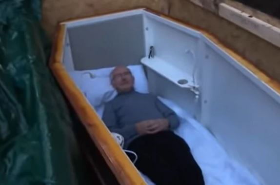 Muškarac živ sahranjen:  Kada je ustao iz groba, imao je da kaže samo jedno (VIDEO)