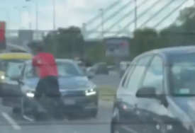 HIT SCENA Muškarac leži na haubi usred gužve u saobraćaju (VIDEO)