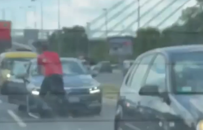 HIT SCENA Muškarac leži na haubi usred gužve u saobraćaju (VIDEO)