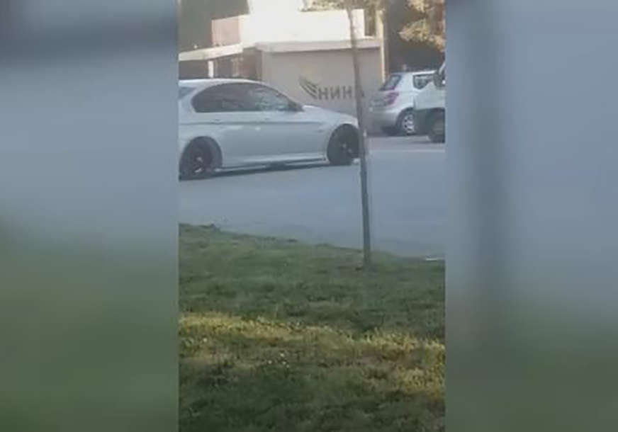 Pun gas i "potpisivanje pod ručnom" usred bijela dana: Bahati vozač divljao u blizini vrtića i škole (VIDEO)