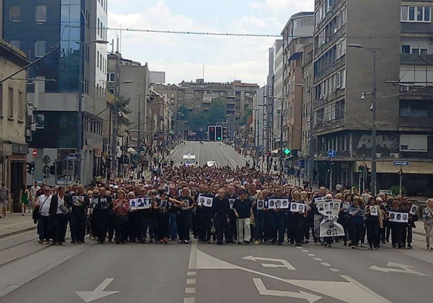 POČAST SRPSKIM ŽRTVAMA Više hiljada ljudi u "Povorci sjećanja" u Beogradu