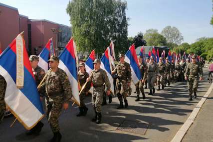 Tri decenije VRS: Vojnici u stroju na gradskim ulicama u Gradiški (FOTO)