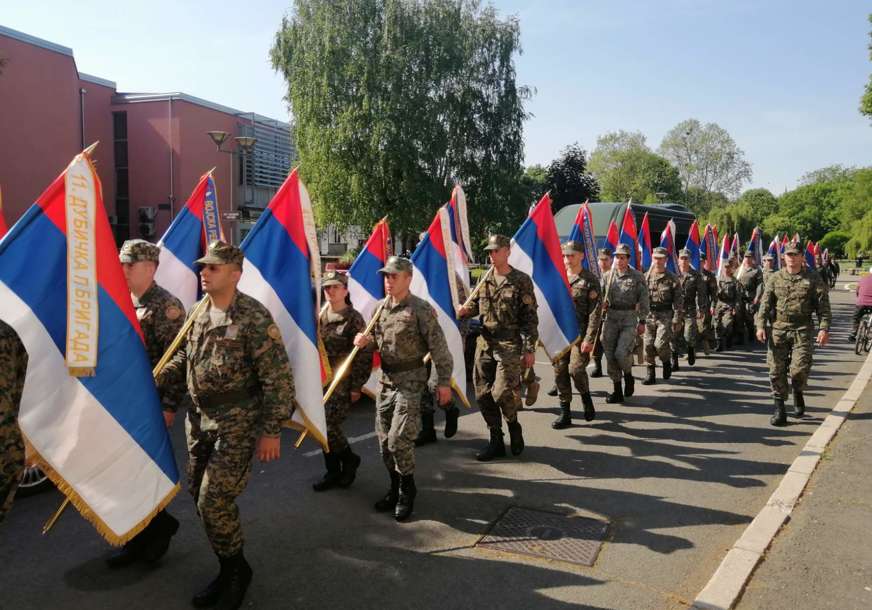 Tri decenije VRS: Vojnici u stroju na gradskim ulicama u Gradiški (FOTO)