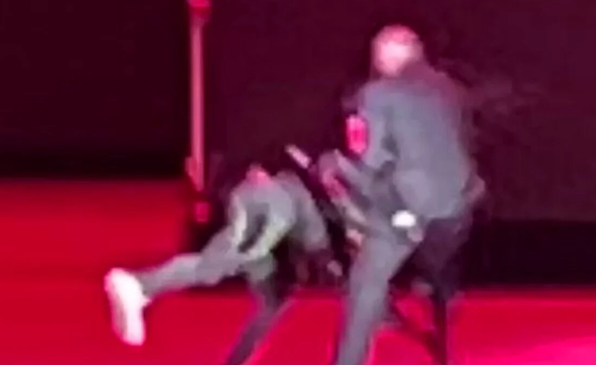 Dejv Šapel napadnut dok je nastupao na festivalu komedije, pa Kris Rok iskoristio priliku da "bocne" Vila Smita (VIDEO)