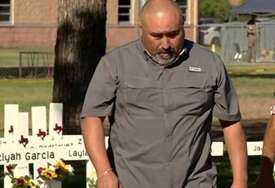 OSVANUO POTRESAN SNIMAK Položio cvijeće na grob supruzi ubijenoj u masakru u Teksasu, pa preminuo od slomljenog srca (FOTO, VIDEO)