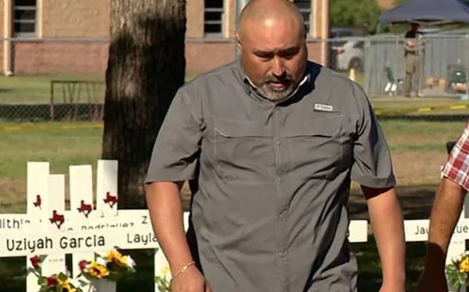 OSVANUO POTRESAN SNIMAK Položio cvijeće na grob supruzi ubijenoj u masakru u Teksasu, pa preminuo od slomljenog srca (FOTO, VIDEO)