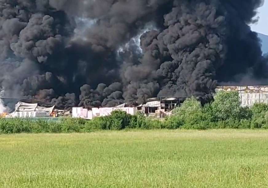 Vatrogasci se izborili sa buktinjom: Ugašena vatra u fabrici stiropora, šteta ogromna