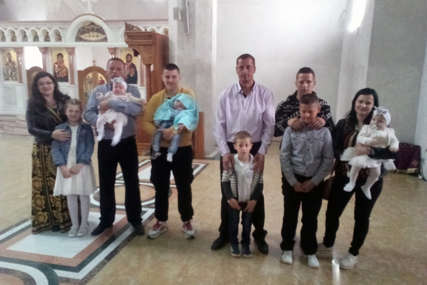 DJECE NIKAD DOSTA Trostruko krštenje za Đurđevdan i krsna slava u porodici Mićević (FOTO)