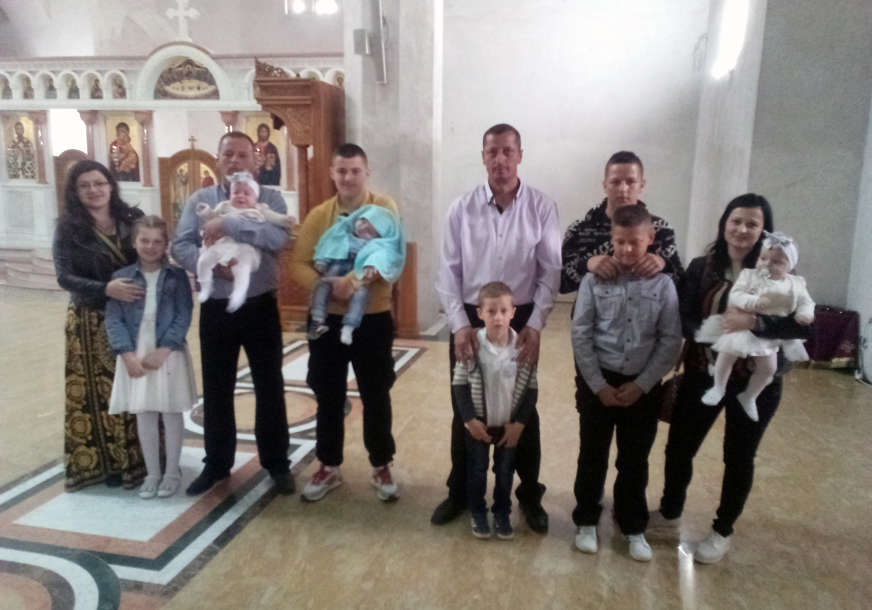 DJECE NIKAD DOSTA Trostruko krštenje za Đurđevdan i krsna slava u porodici Mićević (FOTO)