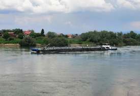 Vraća se život na Savu kod Gradiške: Teretni i turistički brodovi privlače pažnju (FOTO)