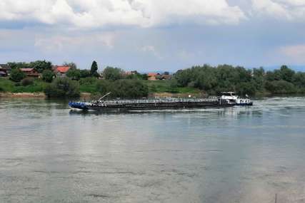 Vraća se život na Savu kod Gradiške: Teretni i turistički brodovi privlače pažnju (FOTO)