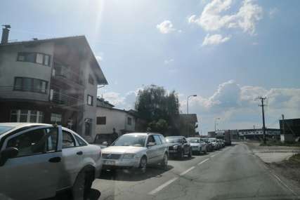NAORUŽAJTE SE STRPLJENJEM Ogromna gužva na granici u Gradiški, čekanje minimalno dva sata (FOTO)