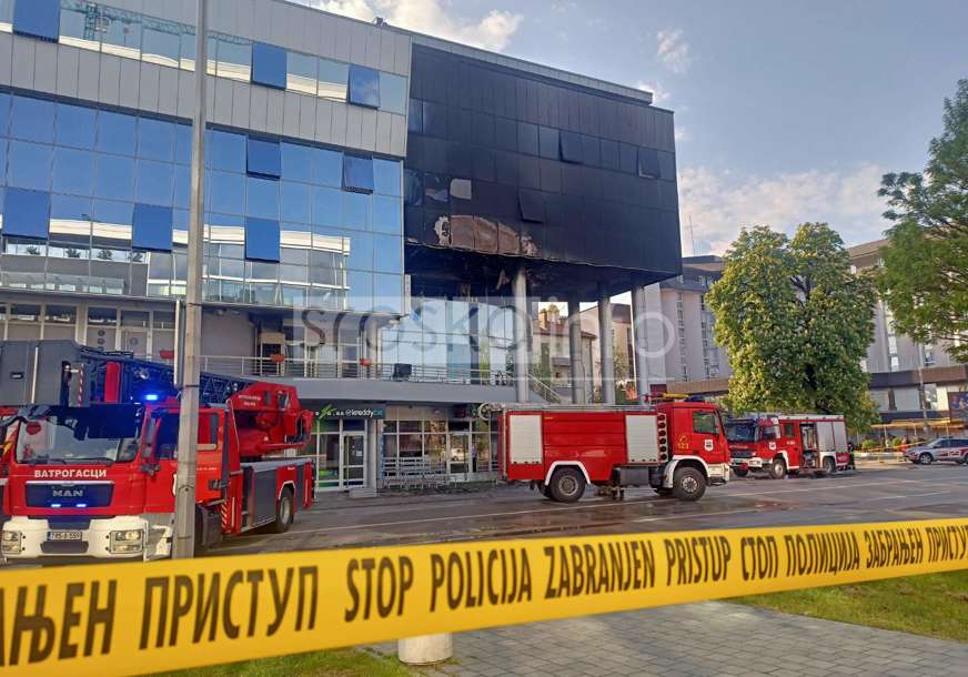 Borba s vatrom trajala satima: Požar na zgradi IRB RS gasilo 17 vatrogasaca sa osam vozila (FOTO)