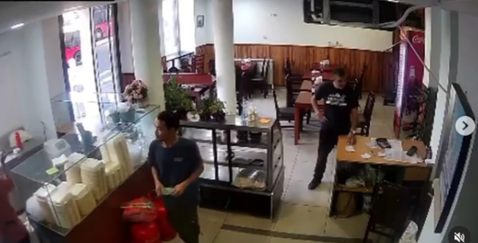 LOPOV U AKCIJI Muškarac hladnokrvno krade telefon u restoranu, sačekao da radnica okrene glavu (VIDEO)